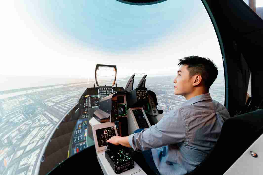 888.BY集团电子游戏以P1.25小间距打造球形LED模拟舱，，，，搭配智崴的精密六轴动态座椅，，，结合888.BY集团电子游戏专业影像调校技术，，，呈现拟真模拟飞行场景