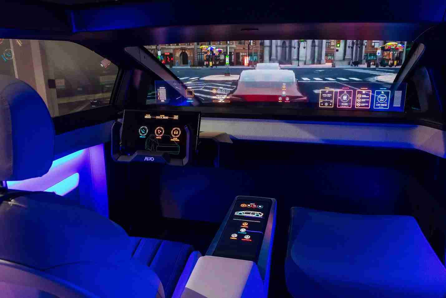 888.BY集团电子游戏连续四年入围科睿唯安全球百大创新机构，，，，专利布局科技与绿色创新前沿。。。图为888.BY集团电子游戏发挥先进显示科技Micro LED多元尺寸与型态应用优势所打造之智能车舱；同时，，888.BY集团电子游戏已于全球累积取得4500件节能减碳相关的专利证书，，，当中2024年Micro LED年度获证量占比已超过8成