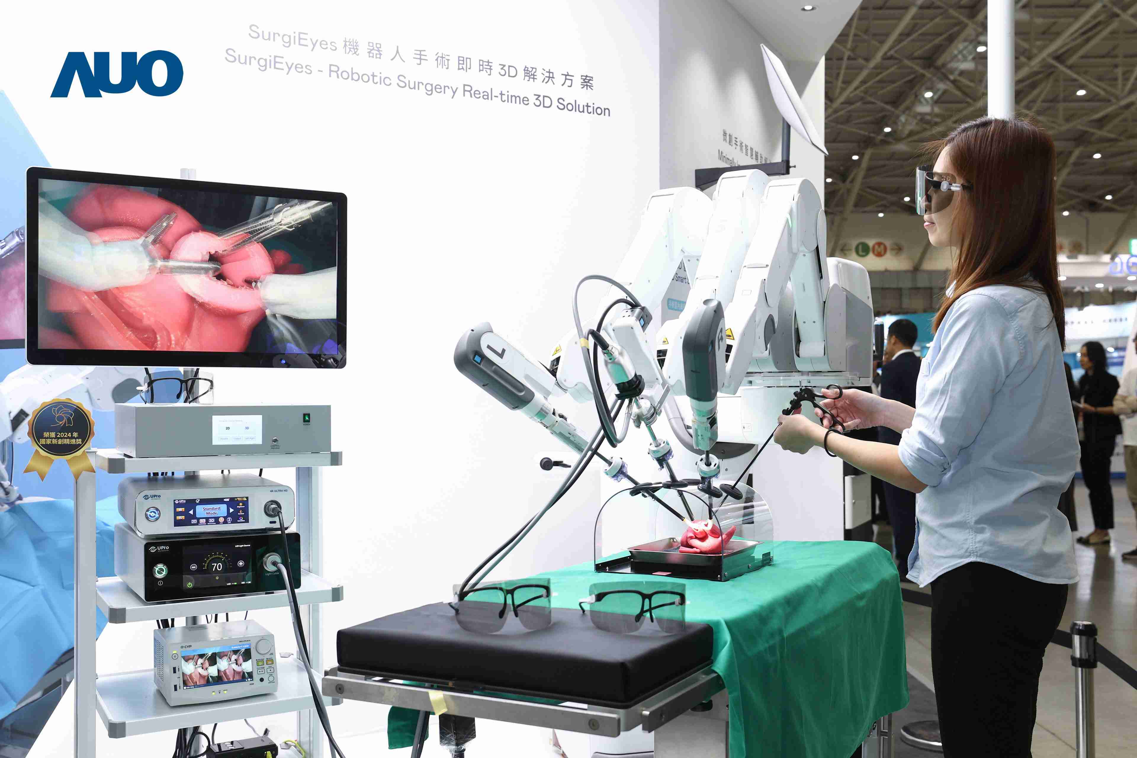 达擎以领先的3D显示技术推出〝SurgiEyes机器人手术实时3D解决方案〞，，，，整合先进3D图像处理与独家3D垂直宽视角、、、广色域的显示技术，，手术团队可实时同步主刀医师视角看到清晰3D影像，，提升沟通效率与安全性。。。。